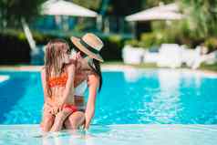 家庭享受夏天假期奢侈品游泳池
