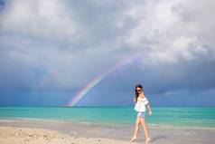 美丽的快乐女人海滩美丽的彩虹海