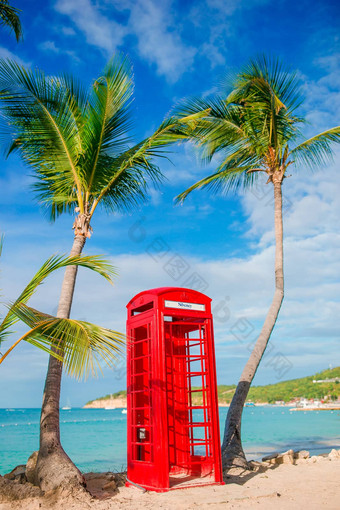 红色的电话展位迪金森的湾古老的美丽的景观经典电话展位白色桑迪海滩古老的