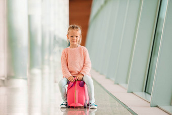 可爱的女孩<strong>机场</strong>行李等待登机