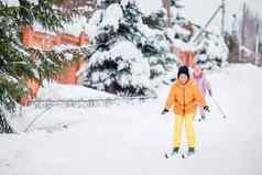 孩子滑雪山冬天体育运动孩子们