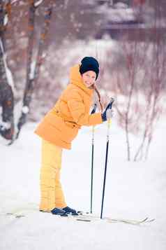 孩子滑雪山冬天体育运动孩子们
