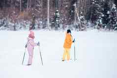 孩子滑雪山冬天体育运动孩子们