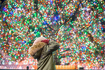 快乐女孩背景洛克菲勒圣诞节树纽约