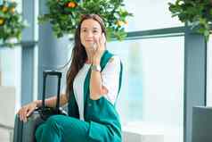 肖像年轻的女人智能手机国际机场航空公司乘客机场休息室等待飞行飞机