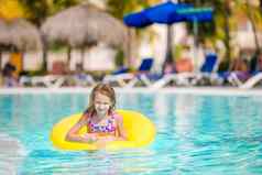 女孩充气橡胶圆有趣的户外游泳池奢侈品酒店