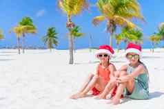 可爱的孩子们圣诞老人他圣诞节海滩假期一年海滩