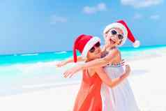 可爱的孩子们圣诞老人他圣诞节海滩假期一年海滩