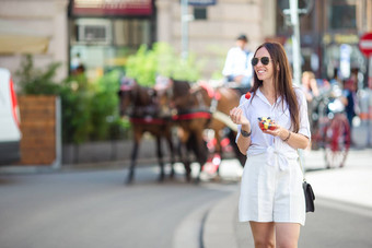旅游女孩享受漫步维也纳美丽的马马车