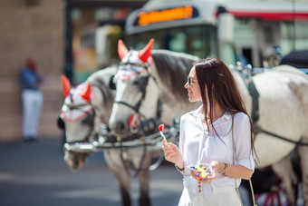 旅游女孩享受漫步维也纳美丽的马马车