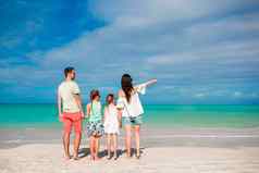 快乐美丽的家庭海滩回来视图父母孩子们加勒比海