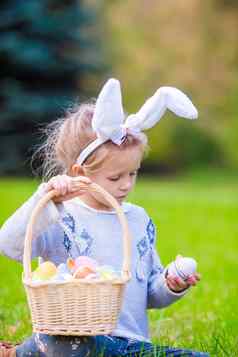 肖像女孩篮子完整的复活节鸡蛋春天一天在户外