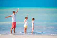父亲孩子们享受海滩夏天热带假期家庭玩海滩