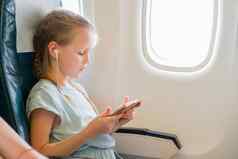 可爱的女孩旅行飞机可爱的孩子移动PC窗口飞机