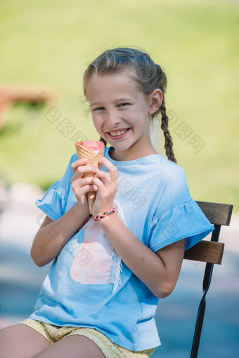 女孩吃冰淇淋在<strong>户外夏天户外</strong>咖啡馆
