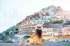 夏天假期意大利年轻的女人positano村背景阿海岸意大利