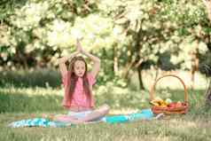 女孩瑜伽位置公园