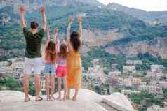 夏天假期意大利年轻的女人positano村背景阿海岸意大利