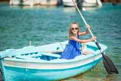 女孩蓝色的船海湾希腊