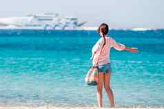 年轻的女孩海滩背景大巡航衬管女人享受wekeend美丽的海滩希腊欧洲