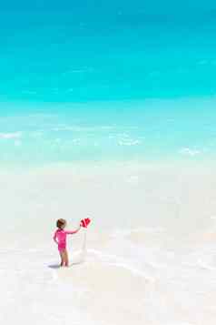 可爱的女孩海滩加勒比假期