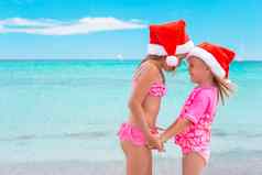 可爱的女孩圣诞老人帽子海滩假期有趣的