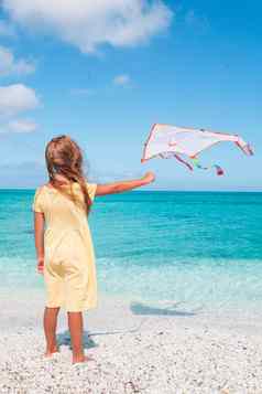 运行女孩飞行风筝热带海滩孩子玩海洋海岸