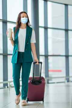 年轻的旅游女人行李国际机场