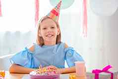 高加索人女孩如痴如梦微笑生日彩虹蛋糕节日色彩斑斓的背景气球生日聚会，派对祝愿概念