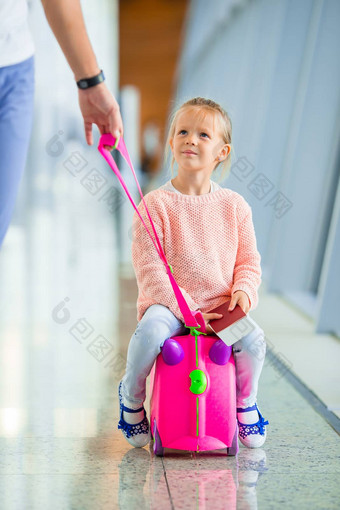 可爱的女孩<strong>机场</strong>行李等待登机