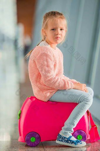 可爱的女孩机场行李等待登机