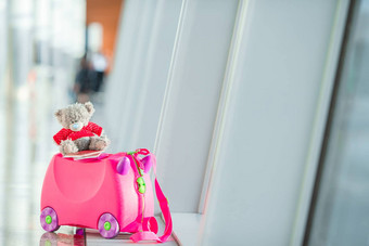 小孩子们手提箱玩具熊国际机场窗口