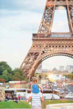 可爱的女孩父亲巴黎埃菲尔铁塔塔夏天法国假期