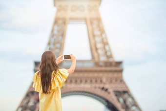 美丽的女人巴黎背景埃菲尔铁塔塔假期