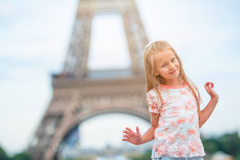 可爱的蹒跚学步的女孩巴黎背景埃菲尔铁塔塔夏天假期