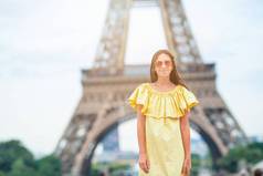 美丽的女人巴黎背景埃菲尔铁塔塔假期