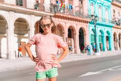旅游女孩受欢迎的区域哈瓦那古巴年轻的女人旅行者微笑