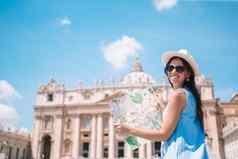 快乐年轻的女人城市地图梵蒂冈城市彼得的教堂教堂罗马意大利
