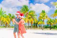 可爱的女孩圣诞老人帽子海滩假期有趣的