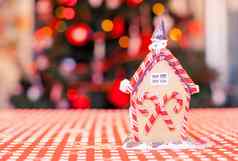 姜饼仙女房子装饰色彩斑斓的糖果背景明亮的圣诞节树加兰