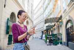女人说话智能手机城市年轻的有吸引力的旅游在户外意大利城市