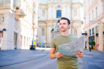 男人。旅游城市地图欧洲街高加索人男孩地图欧洲城市