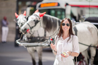 旅游女孩享受假期维也纳美丽的马马车