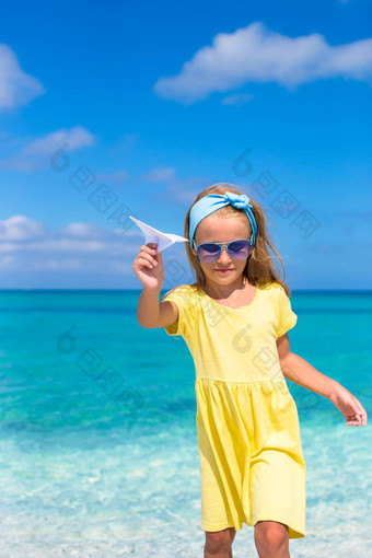 快乐女孩纸飞机手白色桑迪海滩