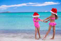 可爱的女孩圣诞老人帽子有趣的异国情调的海滩
