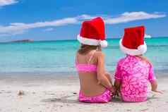 可爱的女孩圣诞老人帽子海滩热带假期