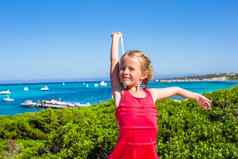 可爱的女孩享受美丽的视图绿松石海岛撒丁岛