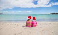 可爱的女孩圣诞老人帽子有趣的异国情调的海滩