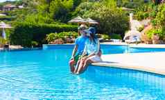 可爱的年轻的浪漫的夫妇游泳池异国情调的度假胜地