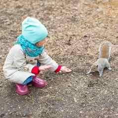 女孩提要松鼠中央公园纽约美国